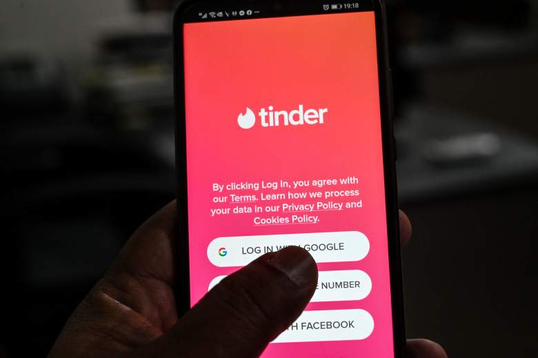 En esta ilustración fotográfica tomada el 6 de octubre de 2020, un usuario revisa la aplicación de citas Tinder