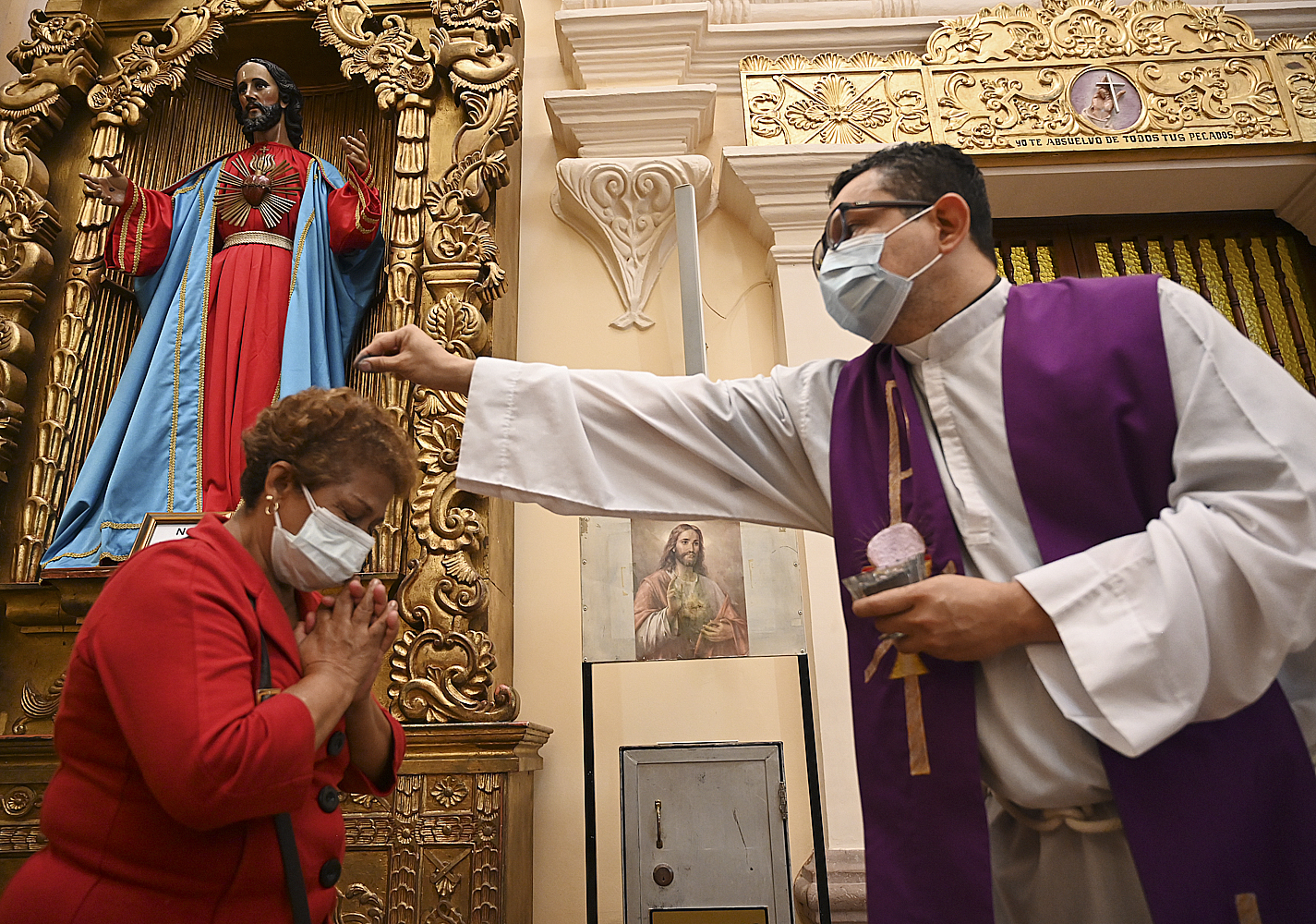 Un sacerdote oficia una misa del Miércoles de Ceniza, mientras los fieles católicos comienzan la observancia de la Cuaresma, en la Catedral de Tegucigalpa el 17 de febrero de 2021.