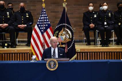 El anuncio de Biden que divide opiniones: ¿Menos fondos a la policía?