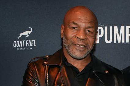 VIDEO: Mike Tyson golpea a persona que lo acosaba incesantemente en un vuelo