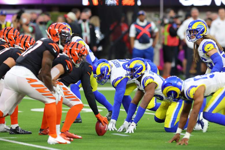 Los defensores de Los Angeles Rams se preparan para el segundo cuarto durante el Super Bowl LVI contra los Cincinnati Bengals en el SoFi Stadium el 13 de febrero de 2022 en Inglewood, California.