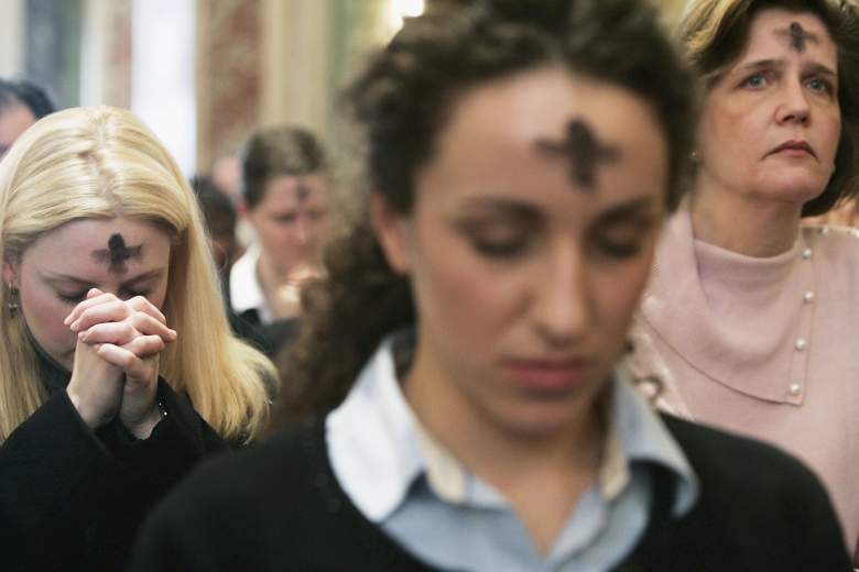 Alyce Tabor (C) de Washington, DC, junto con otros miembros de la congregación, oran durante una misa del Miércoles de Ceniza en la Catedral de San Mateo Apóstol el 1 de marzo de 2006 en Washington, DC.