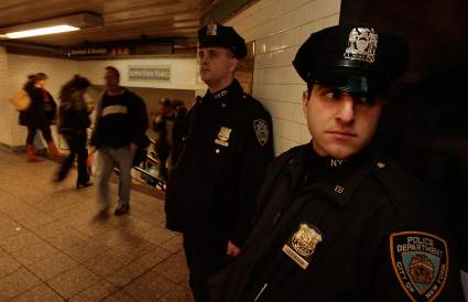 Arrestan a sujeto que atacó a martillazos a una mujer en el metro de NY: ¿Quién es?