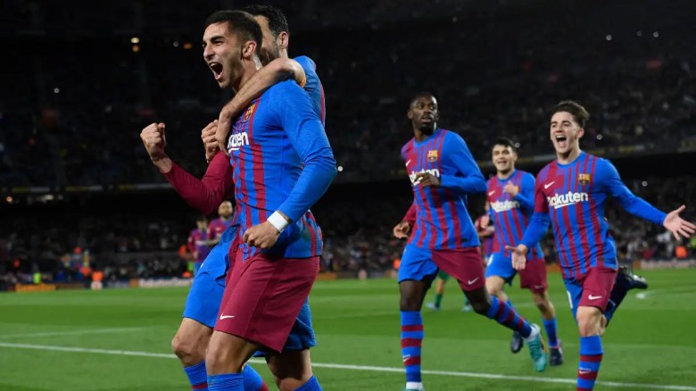 Ousmane Dembélé celebra con Ferran Torres.