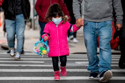 A los niños pequeños en NY ya no se les exigirá máscara: ¿No hay riesgo de COVID?