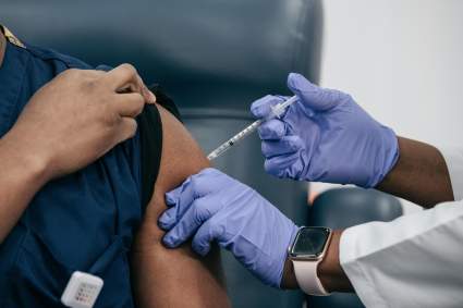 Pacientes con refuerzo de vacuna COVID tienen 21 probabilidades menos de morir