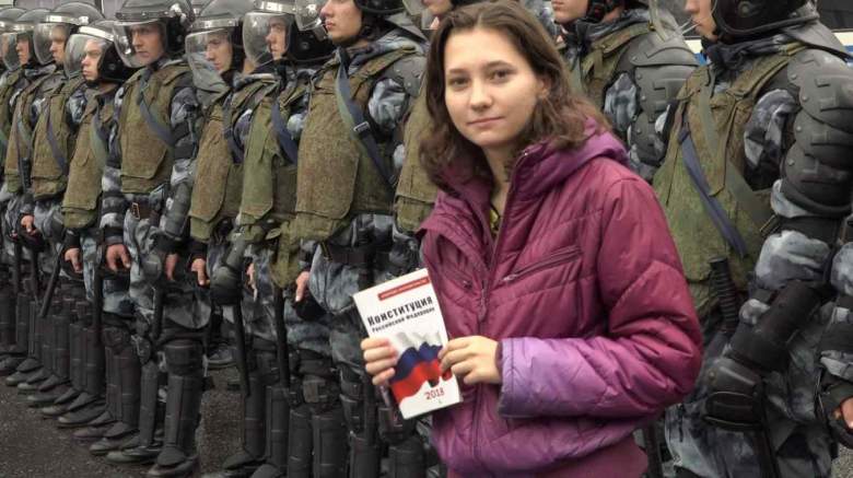 Olga Misik: ¿Qué sucedió con la joven rusa de la foto de una protesta viral en su país?