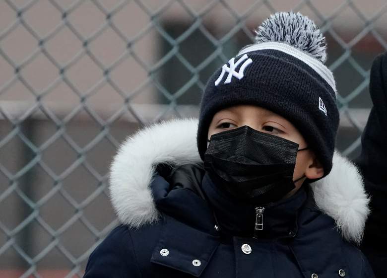 Un joven estudiante escucha mientras el alcalde de Nueva York, Eric Adams, habla con la prensa después de saludar a los estudiantes y padres en la Escuela Primaria Concourse Village en medio del reciente aumento en los casos de Covid-19 en el Bronx, Nueva York, el 3 de enero de 2022.