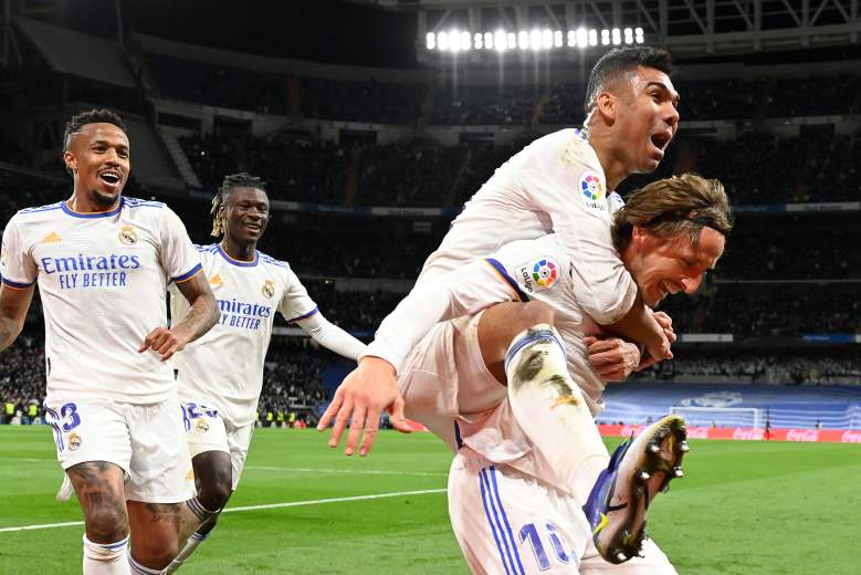 El centrocampista croata del Real Madrid Luka Modric (R) celebra con sus compañeros de equipo después de marcar un gol durante el partido de fútbol de la liga española entre el Real Madrid CF y la Real Sociedad en el estadio Santiago Bernabeu de Madrid el 5 de marzo de 2022.