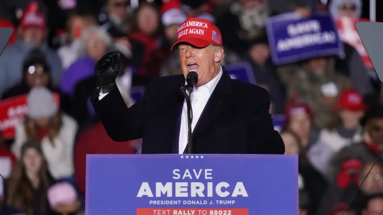 El expresidente Donald Trump habla a la multitud durante un mitin en el Aeropuerto Regional de Florencia el 12 de marzo de 2022.