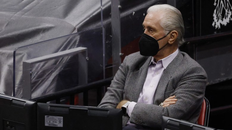 El presidente Pat Riley del Miami Heat mira contra los New Orleans Pelicans durante el segundo cuarto en el American Airlines Arena el 25 de diciembre de 2020.