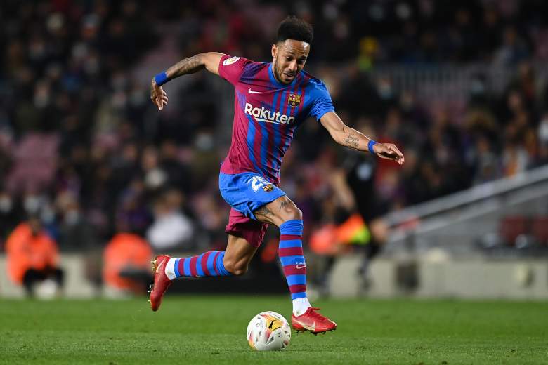 Pierre-Emerick Emiliano François Aubameyang del FC Barcelona corre con el balón durante el partido de LaLiga Santander entre el FC Barcelona y el CA Osasuna en el Camp Nou el 13 de marzo de 2022 en Barcelona, ​​España.