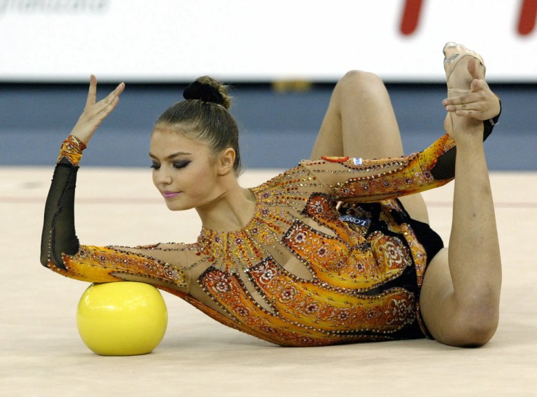 En camino a la medalla de oro, la competidora rusa Alina Kabaeva presenta su ejercicio en la categoría de aros de la competencia individual en el 'Budapest Arena'.