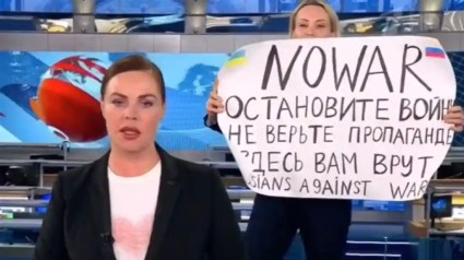 [VIDEO] Marina Ovsyannikova: aparece con un cartel de “no a la guerra” en la tele rusa