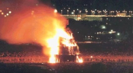 Hoguera de Aggie: 12 estudiantes muertos por una tradición universitaria en Texas en 1999