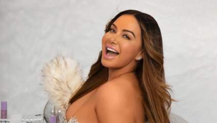 Chiquis aparece en las redes con una tanga negra