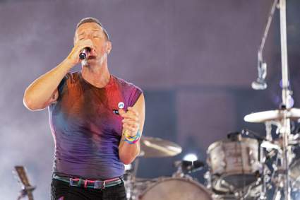 Vocalista de Coldplay canta “Bachata Rosa” de Juan Luis Guerra ¡No lo podrás creer!
