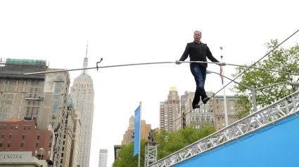 [VIDEO] Nik Wallenda: el acróbata que andó con los ojos vendados a 700 pies de altura