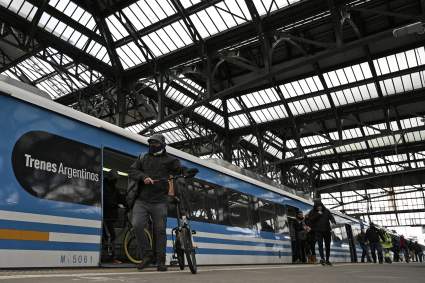 Argentina: Mujer se desmaya y cae a las vías del tren – Video impactante
