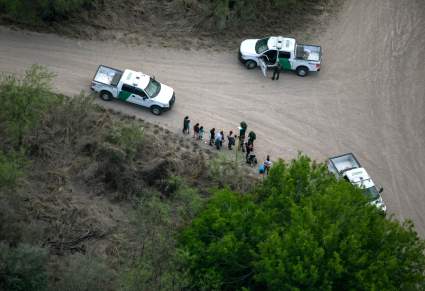 Texas: 21 inmigrantes viajaban hacinados en caja sin ventilación – Videos impactantes