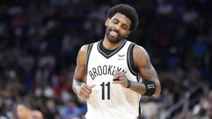 [VIDEO] Kyrie Irving levanta el dedo del medio a los fans de los Boston Celtics