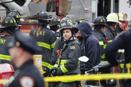 Bombero muere en voraz incendio en Nueva York: Fuego dejó 7 heridos [video]