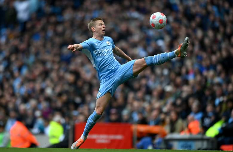 Oleksandr Zinchenko de Manchester City durante el partido de la Premier League entre Manchester City y Watford en el Etihad Stadium el 23 de abril de 2022 en Manchester, Inglaterra.