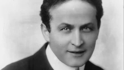 ¿El mago Harry Houdini murió actuando en algunos de sus peligrosos trucos?