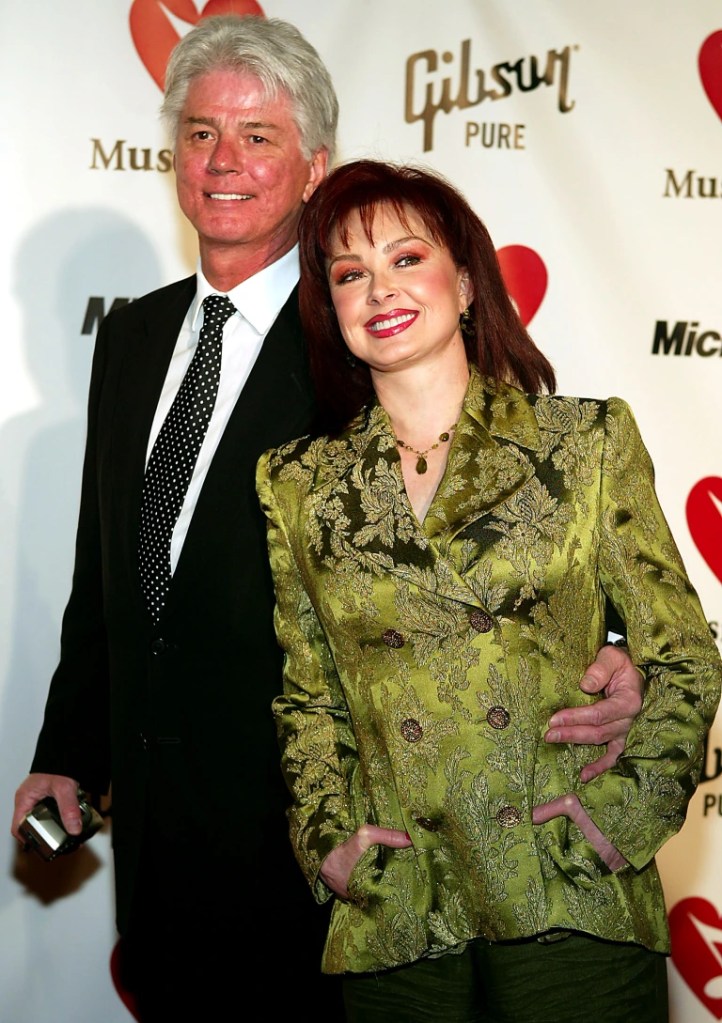 La actriz Naomi Judd (derecha) y su esposo Larry Strickland asisten al tributo a la Persona del A&ntilde;o 2004 de MusiCares a Sting el 6 de febrero de 2003 en Sony Studios en Culver City, California.