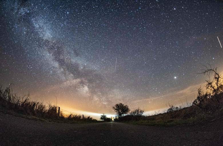 La vía láctea y los meteoros de la lluvia de meteoritos anual April Lyrids se ven en el cielo nocturno sobre Burg auf Fehmarn en la isla del Mar Báltico de Fehmarn, al norte de Alemania, el 20 de abril de 2018.