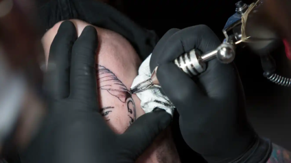 Fanáticos salen a criticar a tatuaje ‘extraño’ de estrella de la UFC [IMAGEN]