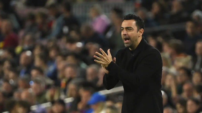 Xavi animó a su equipo ante el Rayo.