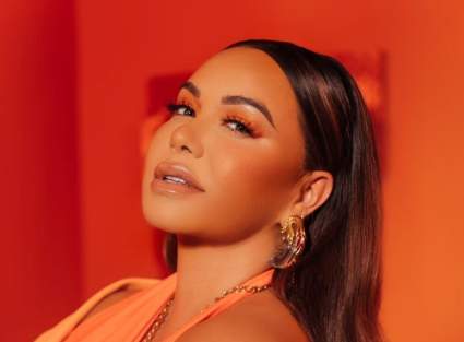 Chiquis posa topless y con unas uñas de infarto