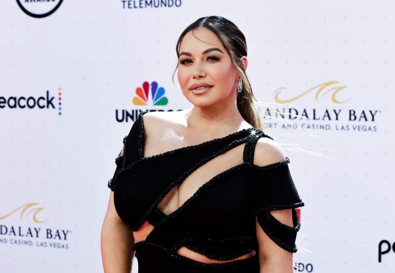 Chiquis Rivera deleita a sus fans como cabello platinado, gran escote y toda de rosado