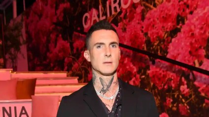 [FOTOS] Adam Levine le presta su traje de estrella del porno a un amigo