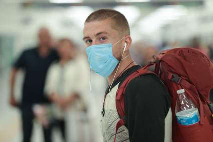 COVID-19: CDC ahora recomienda mantener mascarillas en aviones