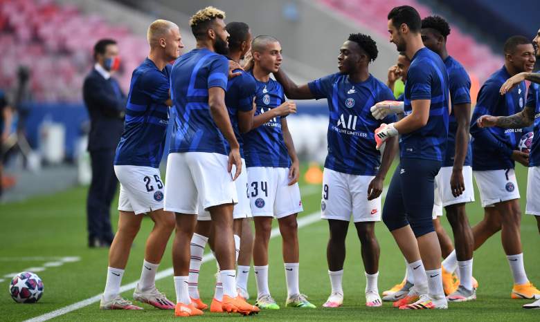 El centrocampista marroquí del Paris Saint-Germain, Kays Ruiz-Atil (C), habla con los jugadores del equipo