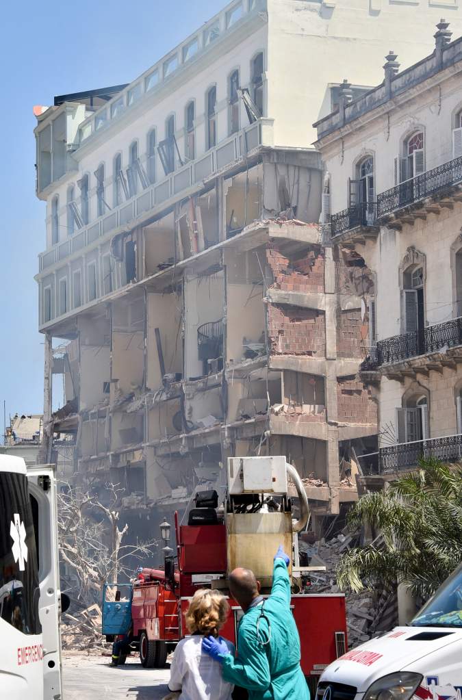 Vista de la fachada da&ntilde;ada del Hotel Saratoga tras una explosi&oacute;n en La Habana, el 6 de mayo de 2022.