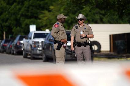 Texas: Detienen a un adolescente fuertemente armado en una escuela