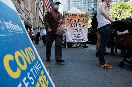 Declaran a Nueva York en nivel de alerta “alto” por aumento en contagios COVID