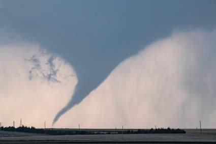 Kansas: Drone capta el momento en que un tornado arrasa con casas y edificios – Video