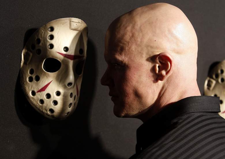 El actor Derek Mears llega al estreno de Warner Bros.' "Viernes 13" en el Teatro Chino el 9 de febrero de 2009 en Los Ángeles, California.