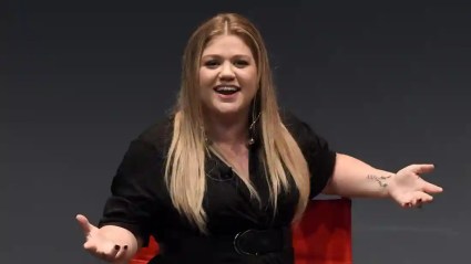 [FOTO] El misterioso agujero negro en la casa de Kelly Clarkson