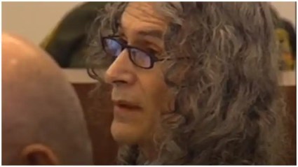 [VIDEO] El asesino en serie Rodney Alcala hizo de su propio abogado usando una voz distinta