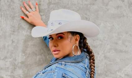 La cintura de Chiquis impacta durante su concierto en Los Angeles