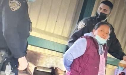 Policía arresta a vendedora ambulante por vender fruta en metro de NYC: [Video]