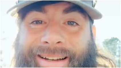 David Eason causa furor tras posar en ropa interior en OnlyFans
