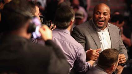 VIDEO: Discusión entre Daniel Cormier y peleador de la UFC se vuelve viral: ¿Por qué se pelearon?