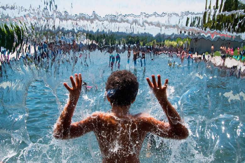 Un niño juega en la cascada en Yards Park en medio de las cálidas temperaturas del verano en Washington, DC, el 19 de julio de 2018.