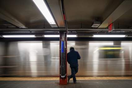 VIDEO: Hombre arroja a una mujer a las vías del metro de Nueva York: Theodore Ellis